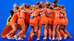 Die niederländischen Hockey-Spielerinnen bejubeln Gold. © dpa-Bildfunk Foto: John Minchillo/AP/dpa