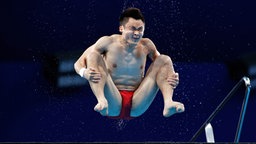 Der chinesische  Wasserspringer Cao Yuan  in Aktion. © picture alliance/dpa Foto: Oliver Weiken