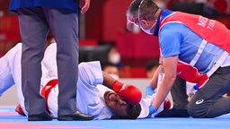 Der deutsche Karateka Jonathan Horne liegt verletzt am Boden. © dpa-Bildfunk Foto: Marijan Murat/dpa