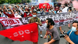 Demonstranten protestieren gegen die Militärjunta in Myanmar. © imago images/NurPhoto 