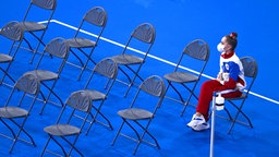 Die russische Sportgymnastin Arina Awerina sitzt auf einem Stuhl. © IMAGO / ITAR-TASS
