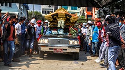Der Sarg von Ma Kyal Sin wird durch die Straßen von Mandalay (Myanmar) gefahren. Tausende zollen Respekt. © imago images/ZUMA Wire 
