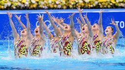 Die japanischen Synchronschwimmerinnen in Aktion. © IMAGO / Kyodo News