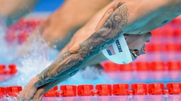 Tattoo auf dem linken Arm des US-Schwimmers Caeleb Dressel © imago images/Bildbyran Foto: JOEL MARKLUND