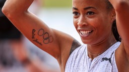 Tatjana Pinto trägt mehrere Tattoos auf Ihrem Körper © picture alliance Foto: Michael Kappeler