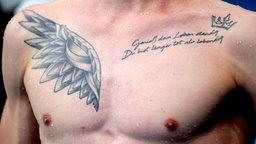 Ein Tattoo auf der Brust des deutschen Schwimmers Florian Wellbrock © picture alliance Foto:  Laci Perenyi