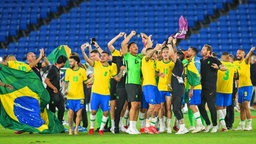 Jubelnde brasilianische Fußball-Spieler. © IMAGO / Sports Press Photo 