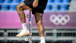 Ein Skateboarder mit Tattoos bei Olympia 2020 in Tokio © IMAGO Foto: Sven Simon