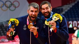 Die französischen Brüder Luka (l.) und Nikola Karabatic präsentieren ihre Goldmedaillen. © IMAGO / PanoramiC
