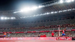 Der US-amerikanische Sprinter Rai Benjamin (r.) jubelt über den Sieg der 4x400-Meter-Staffel der Männer. © IMAGO / UPI Photo