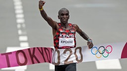 Eliud Kipchoge aus Kenia jubelt als Sieger beim Marathon bei den Olympischen Spielen. © dpa bildfunk/XinHua Foto: Ju Huanzong