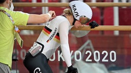 Die deutsche Bahnrad-Fahrerin Emma Hinze in Aktion bei den Olympischen Spielen. © dpa bildfunk Foto: Sebastian Gollnow