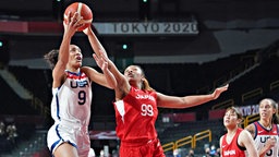 Szene aus dem Basketball-Endspiel zwischen den USA und Japan bei den Olympischen Spielen. © imago 