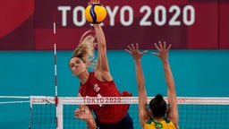 Die US-Volleyballerin Andrea Drews im Olympiafinale von Tokio gegen Brasilien © picture alliance/dpa/AP/Augstein 