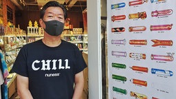 Der Verkäufer Koji Negishis steht im Eingang seines Kondom-Ladens in Tokio. © ARD Foto: Julia Linn