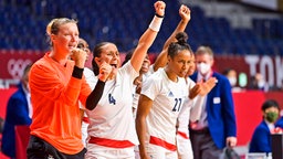 Die französischen Handball-Spielerinnen jubeln über Gold. © IMAGO / PanoramiC 