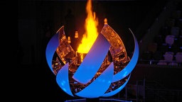 Das Olympische Feuer brennt während der Abschlusszeremonie.  © picture alliance/dpa Foto: Michael Kappeler