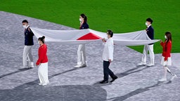 Die japanische Fahne wird ins Stadion gebracht. © picture alliance/dpa Foto: Marijan Murat