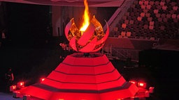 Das Olympische Feuer brennt rot während der Abschlusszeremonie © dpa Foto: Michael Kappeler