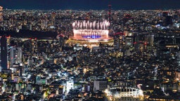 Das Feuerwerk erleuchtet das Nationalstadion in Tokio © dpa Foto: Kiichiro Sato/AP/dpa