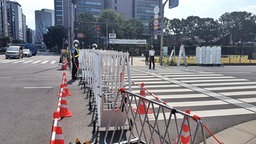 Straßenabsperrungen in Tokio © ARD Foto: Julia Linn