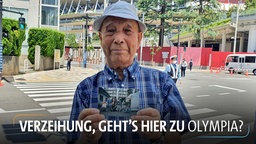 Kohei Jinno steht mit einem Foto in der Hand vor dem Olympiastadion in Tokio. © ARD Foto: Julia Linn