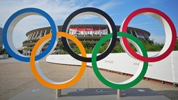 Eine Installation der olympischen Ringe vor dem Stadion in Tokio © picture alliance/dpa Foto: Michael Kappeler