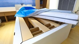 Ein Bett in einem der Athleten-Zimmer im Olympischen Dorf. © picture alliance / ASSOCIATED PRESS