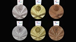 Die Medaillen für die Paralympics 2020 in Tokio. © picture alliance/MAXPPP 