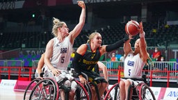 Die deutsche Rollstuhlbasketballerin Mareike Miller (M.) kämpft gegen Großbritanniens Sophie Carrigill (r.) und Robyn Love um den Ball. © dpa-Bildfunk Foto: Marcus Brandt/dpa