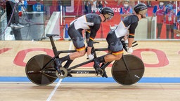 Die deutschen Para-Radfahrer Kai Kruse und Robert Förstemann in Aktion © IMAGO / Beautiful Sports 