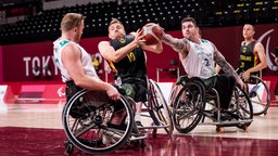 Die australischen Rollstuhlbasketballspieler Matt McShane (r.) und Jeremy Tyndall (l.) gegen Jan Haller aus Deutschland. © IMAGO / Beautiful Sports 