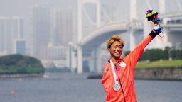 Der Japaner Hideki Uda feiert bei der Medaillenzeremonie im Odaiba Marine Park. © IMAGO / AFLOSPORT