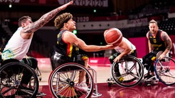 Der deutsche Rollstuhlbasketballspieler Christopher Huber (r.) gegen Australiens Jeremy Tyndall in Aktion. © IMAGO / Beautiful Sports 