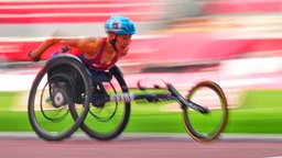 Die US-amerikanische Rollstuhl-Athletin Susannah Scaroni gewinnt Gold über 5.000 Meter. © IMAGO / ZUMA Wire