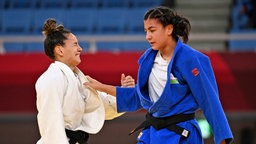 Die aserbaidschanische Para-Judoka Valieva Sevda (l.) hat den Kampf um Gold gegen die usbekische Judoka Samandarova Parvina verloren.
© picture alliance / ASSOCIATED PRESS Foto: Miho Ikeya