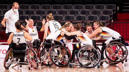 Die deutschen Rollstuhlbasketballerinnen jubeln. © IMAGO / Beautiful Sports 