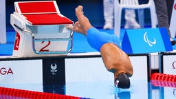 Der japanische Para-Schwimmer Tomotaro Nakamura beim Sprung ins Wasser. © IMAGO / AFLOSPORT