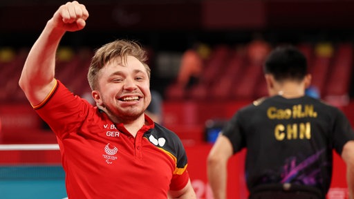 Der deutsche Para-Tischtennisspieler Valentin Baus jubelt über Gold