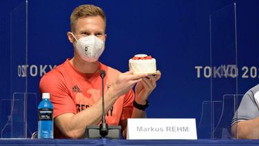 Markus Rehm mit seiner Geburtstagstorte © imago images/Beautiful Sports Foto: Oliver Kremer