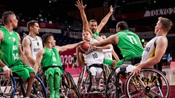 Rollstuhlbasketball-Spiel Deutschland gegen Algerien bei Paralympischen Spielen 2020, Jan Haller aus Deutschland (M), Ayoub Badrane (11) aus Algerien , Abdenour Benredouane (5) aus Algerien. © picture alliance / BEAUTIFUL SPORTS Foto: Wunderl