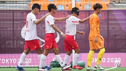 Spieler aus China verlassen das Feld nach dem Spiel der Männer im 5-Fußball zwischen Brasilien und China bei den Paralympischen Spielen in Tokio 2020 © dpa-Bildfunk Foto: Xiong Qi