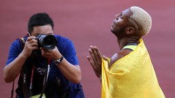 Jean Carlos Mina Aponza aus Kolumbien freut sich über seine Bronzemedaille. © dpa-Bildfunk Foto: Karl-Josef Hildenbrand