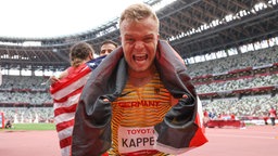 Der deutsche Para-Kugelstoßer Niko Kappel jubelt über Bronze. © IMAGO / Beautiful Sports Foto: Axel Kohring