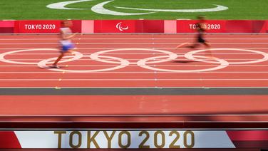 Zwei Para-Athletinnen laufen während der Paralympics auf der Bahn im Olympiastadion in Tokio. © dpa-Bildfunk Foto: Karl-Josef Hildenbrand/dpa