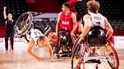 Der deutsche Rollstuhlbasketballer Thomas Böhme stürzt nach einem Foul von Mojtaba Kamali. © IMAGO / Beautiful Sports