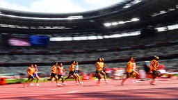 Para-Athleten laufen während der Paralympics auf der Bahn über 1500 Meter im Olympiastadion in Tokio. © IMAGO / SNA