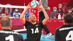 Der deutsche Sitzvolleyballer Torben Schiewe spielt den Ball. © picture alliance/dpa | Marcus Brandt 