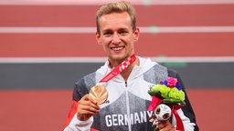 Der deutsche Prothesensprinter Johannes Floors präsentiert seine Bronzemedaille. © dpa-Bildfunk Foto: Karl-Josef Hildenbrand/dpa