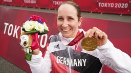 Annika Zeyen (Deutschland) jubelt mit ihrer Goldmedaille © dpa Foto: Marcus Brandt